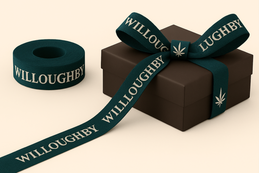 Une photo de ruban cadeau en gros-grain avec logo