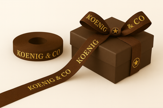 Une photo de ruban cadeau grosgrain marron avec impression