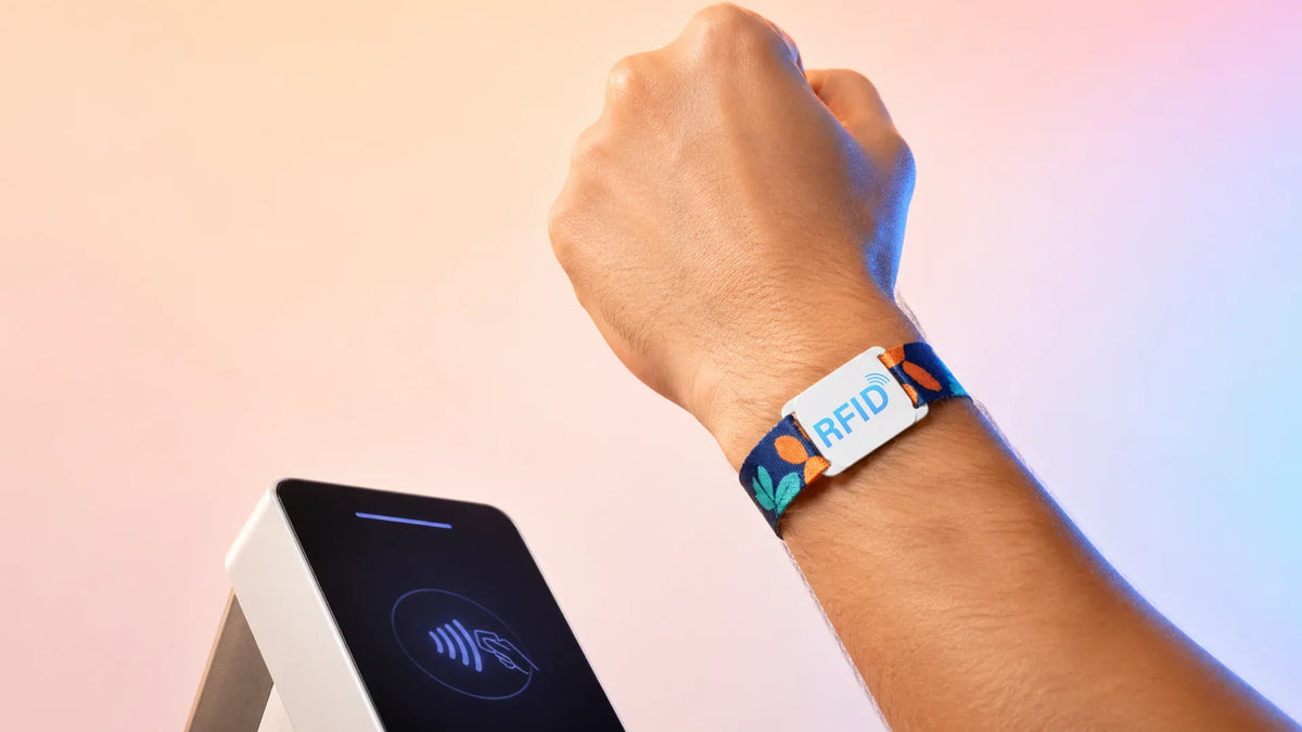 Bracelets RFID pour festivals : accès rapide et paiement sans espèces, sans chaos