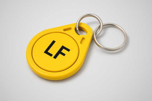 Une photo d'une puce clé NFC jaune à basse fréquence