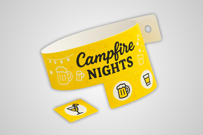 Une photo d'un bracelet d'entrée jaune avec billets détachables