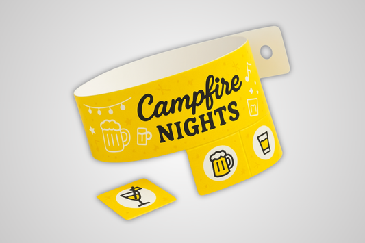 Une photo d'un bracelet d'entrée jaune avec billets détachables