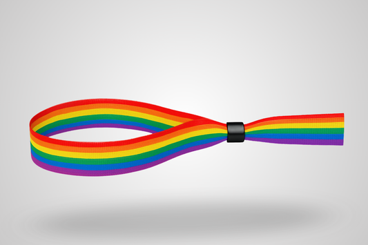 Une photo d'un bracelet en tissu avec motif de couleurs arc-en-ciel pour la fierté