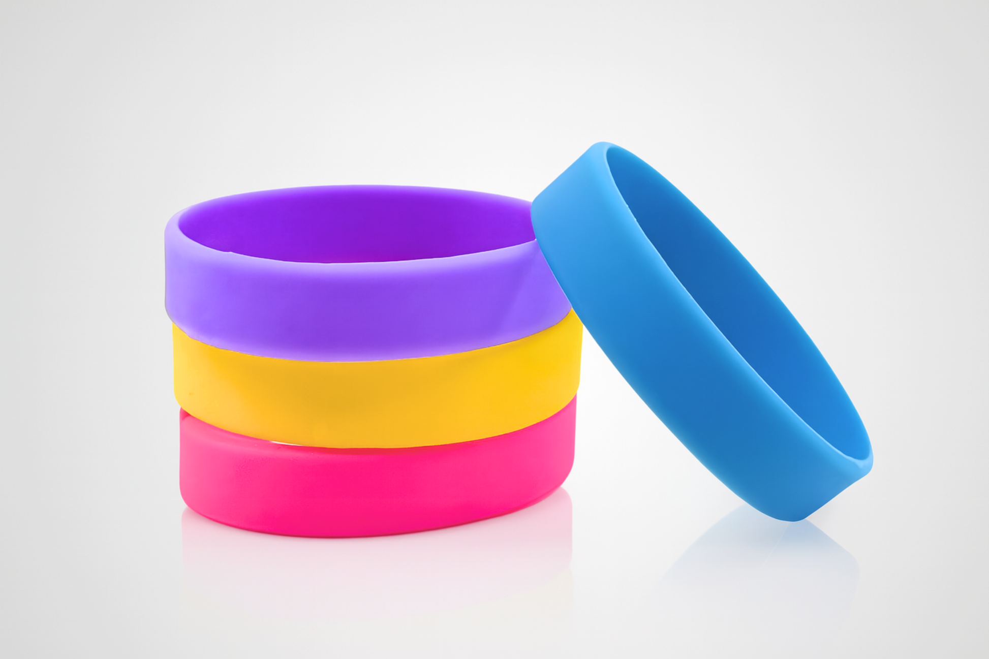 Une pile de bracelets en silicone colorés pour enfants sans impression