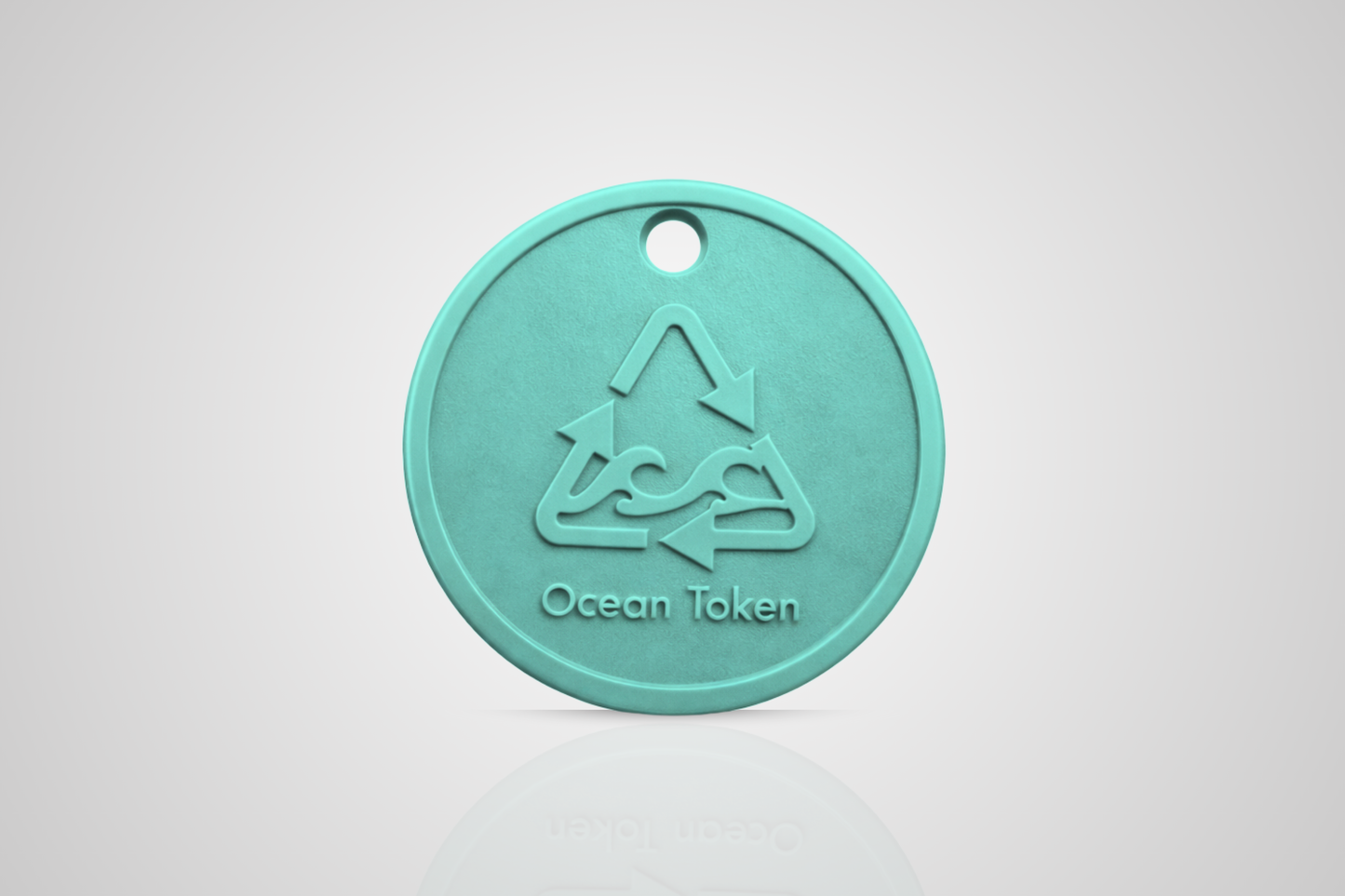 Jeton en plastique marin en turquoise avec motif d'un symbole de recyclage avec vagues et le texte "Ocean token" de JMband®