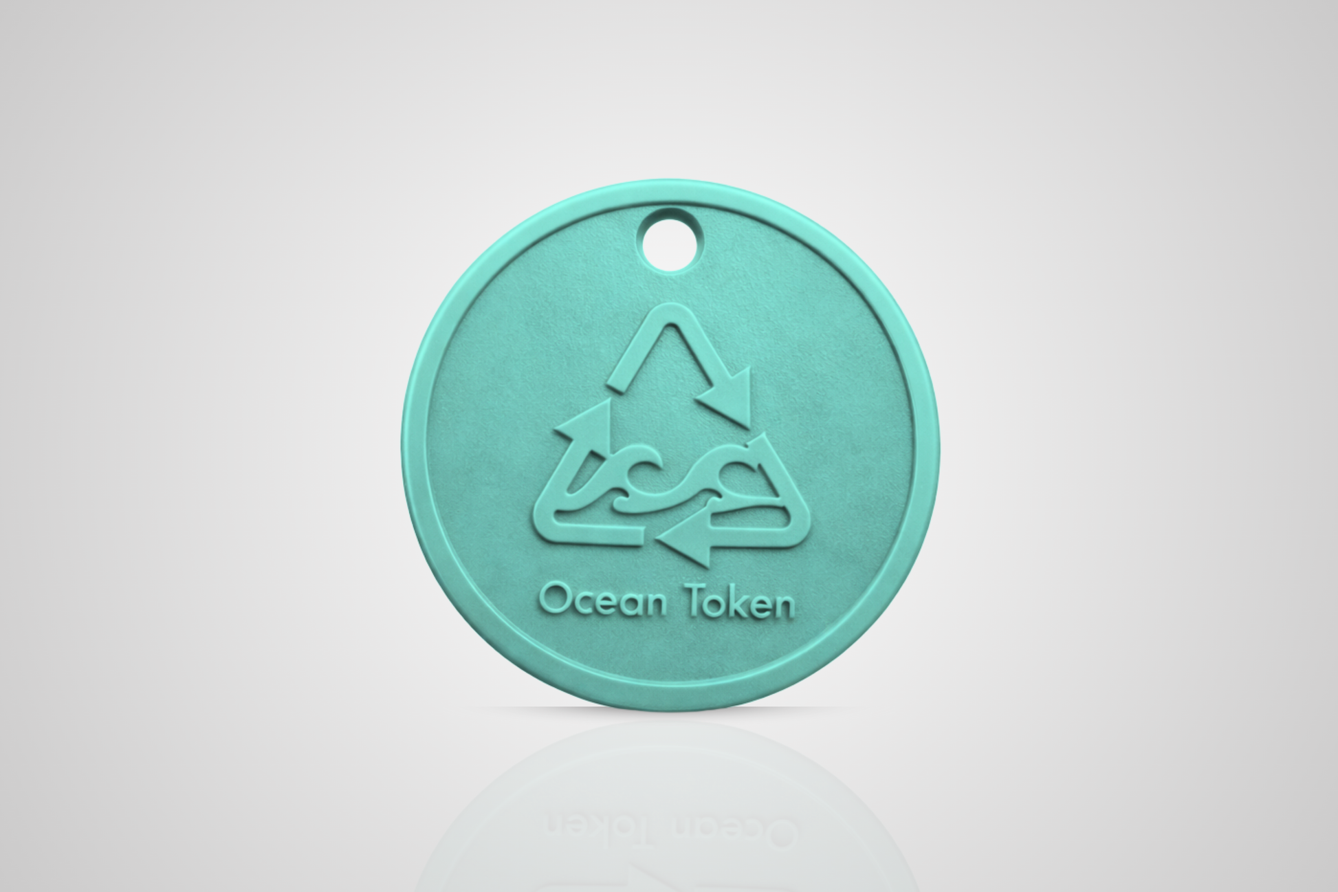 Jeton en plastique marin en turquoise avec motif d'un symbole de recyclage avec vagues et le texte "Ocean token" de JMband®