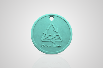 Jeton en plastique marin en turquoise avec motif d'un symbole de recyclage avec vagues et le texte "Ocean token" de JMband®