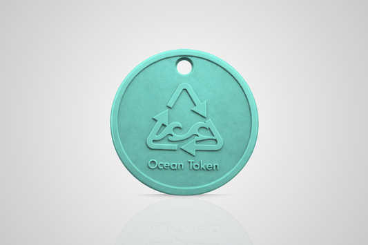 Jeton en plastique marin en turquoise avec motif d'un symbole de recyclage avec vagues et le texte "Ocean token" de JMband®