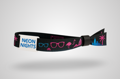 Une photo d'un bracelet en tissu avec un curseur RFID en plastique et une impression en couleur