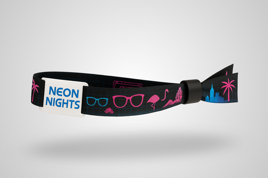 Une photo d'un bracelet en tissu avec un curseur RFID en plastique et une impression en couleur