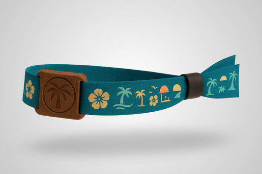 Une photo d'un bracelet en tissu avec un slider RFID en noix de coco